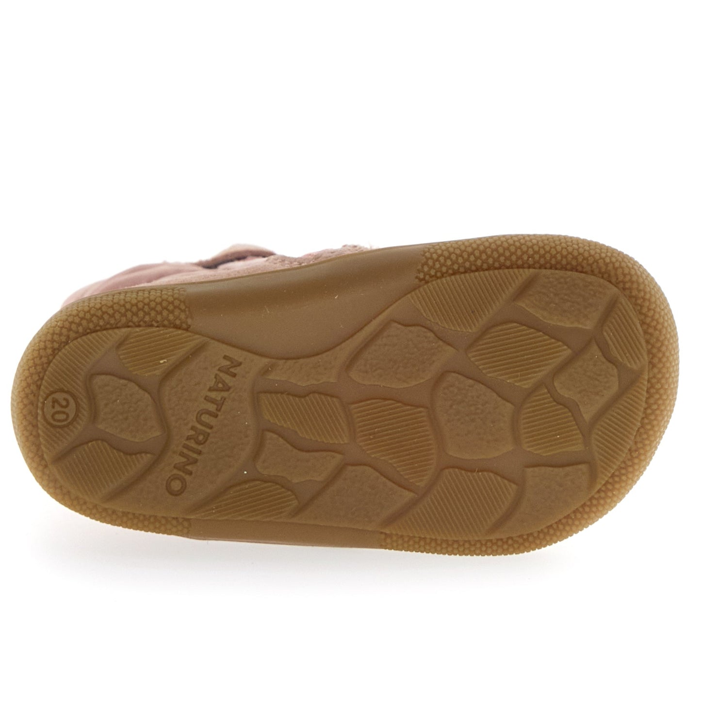 Kinderfüße in den pinken NATURINO NATURTEX Barfußstiefeln HOCHALPEN beim Spaziergang