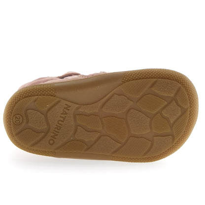 Kinderfüße in den pinken NATURINO NATURTEX Barfußstiefeln HOCHALPEN beim Spaziergang