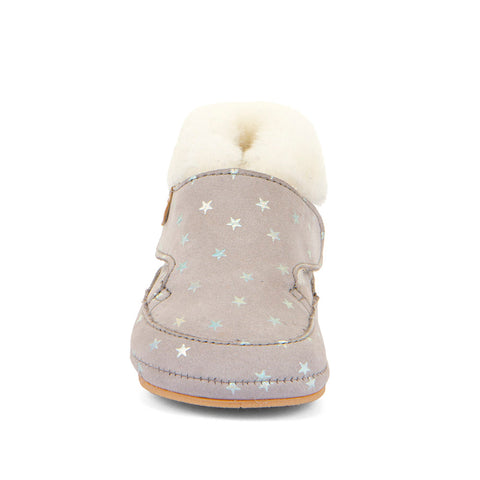 Nahaufnahme des braunen Leders und der silbernen Sternapplikationen auf dem FRODDO PREWALKER G1160003-3 in Grau