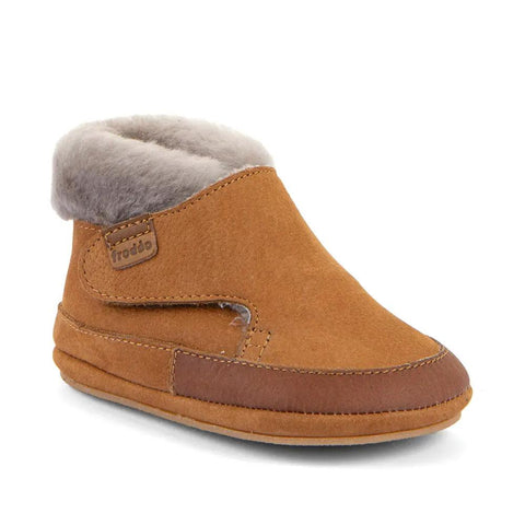 Seitenansicht des FRODDO Schuhe Modell PREWALKER G1160004-1 in cognac aus Veloursleder mit grauem Fellrand