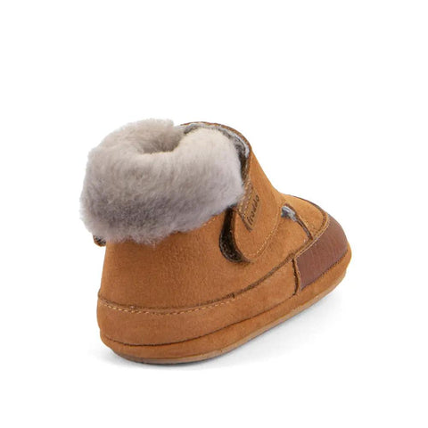 Seitenansicht des FRODDO PREWALKER G1160004-1 Schuhs in cognac mit grauem Fellfutter.