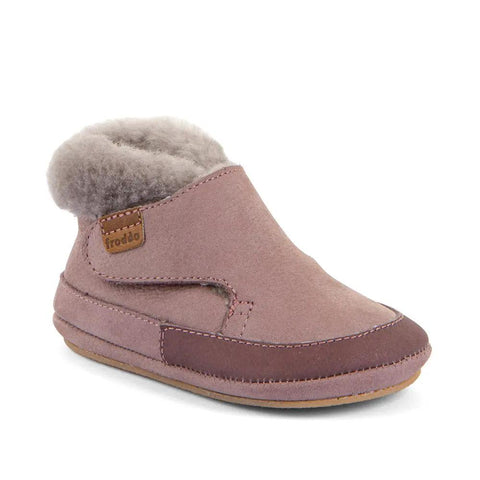 Seitenansicht: FRODDO Prewalker G1160004-5 in Altrosa, samtiges Obermaterial, Fellfutter, braune Logo-Lasche, hellbraune Sohle