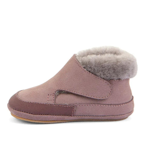 Seitenansicht: FRODDO PREWALKER Schuh altrosa, Klettverschluss, Fellfutter, braune Sohle.