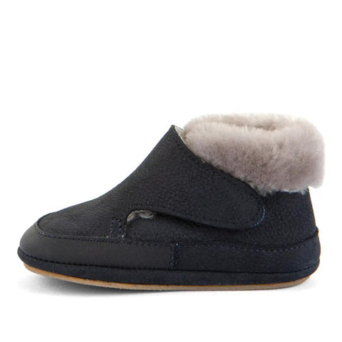 Schuhe FRODDO PREWALKER G1160004 in dunkelblau; Seitenansicht mit Klettverschluss und Fellkragen.