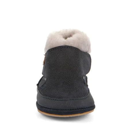 Rückansicht des FRODDO PREWALKER G1160004 dunkelblauer Lederschuh mit hellem Fellfutter und hellbrauner Sohle.