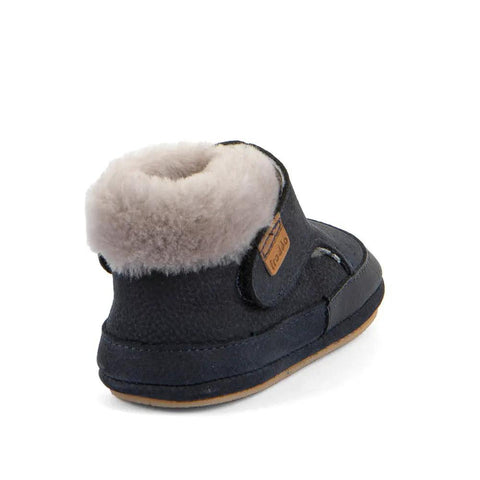 FRODDO Prewalker Schuhe - Seitenansicht, dunkelblaues Obermaterial mit Fellinnenfutter, braune Sohle.