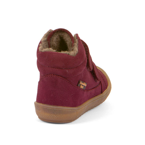 Vorderansicht des Bordeaux-farbenen Knöchelschuhs mit stabiler Zehenkappe