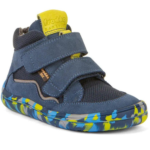 Seitenansicht des FRODDO Barfuß-Knöchelschuh in blau, mit zwei Klettverschlüssen und buntem Sohlenmuster.