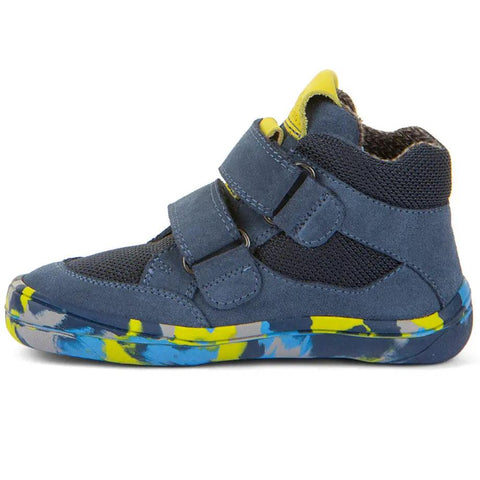 Seitenansicht des FRODDO Barfuß-Knöchelschuh G3110262 in blau, mit gelb-blau-weißer Sohle und zwei Klettverschlüssen.
