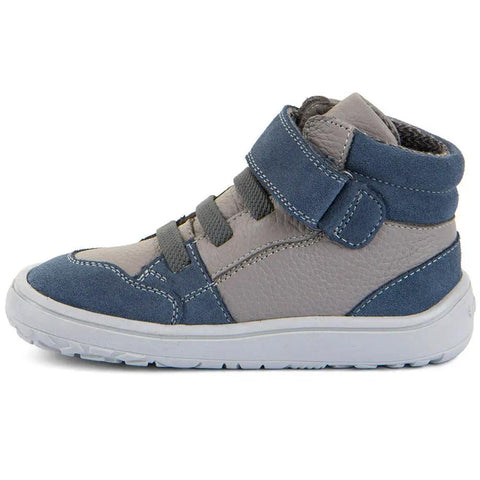 Seitenansicht des FRODDO TEX Barfuß-Knöchelschuh G3110265 in Blau/Grau mit Klettverschluss und weißer Sohle.