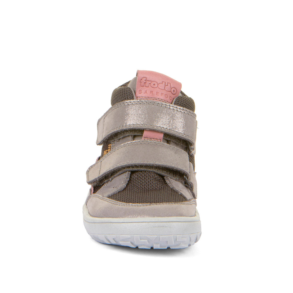 Nahe Blick auf den atmungsaktiven Stoff und die elastische Passform des FRODDO TEX Barfußschuhs in silber, grau und rosa