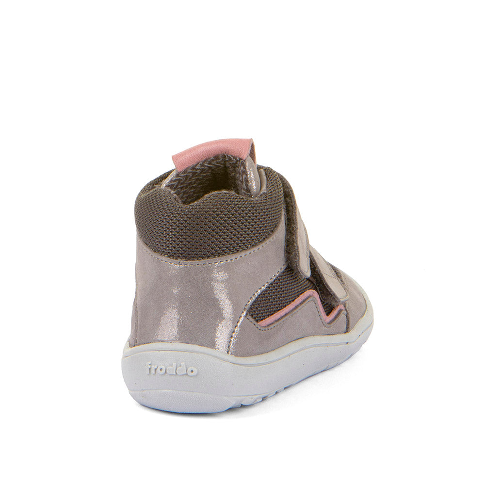 Langzeitaufnahme des flexiblen, barfußfreundlichen Designs des FRODDO TEX G3110266-16 in den Farbvarianten Silber, Grau und Rosa