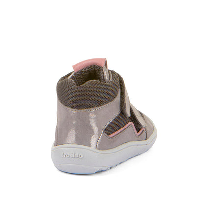 Langzeitaufnahme des flexiblen, barfußfreundlichen Designs des FRODDO TEX G3110266-16 in den Farbvarianten Silber, Grau und Rosa