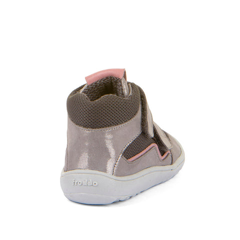 Langzeitaufnahme des flexiblen, barfußfreundlichen Designs des FRODDO TEX G3110266-16 in den Farbvarianten Silber, Grau und Rosa