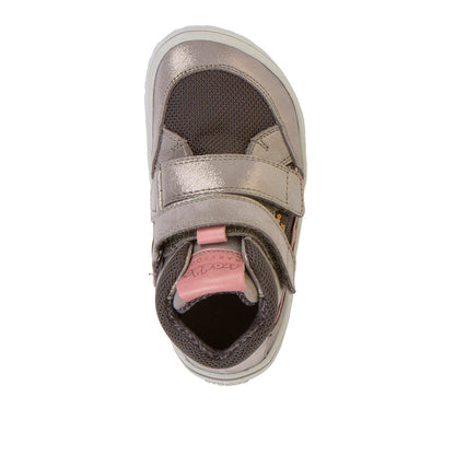 Detail des robusten, rutschfesten Sohlenprofils des FRODDO TEX Barfußschuhs in Silber, Grau und Rosa