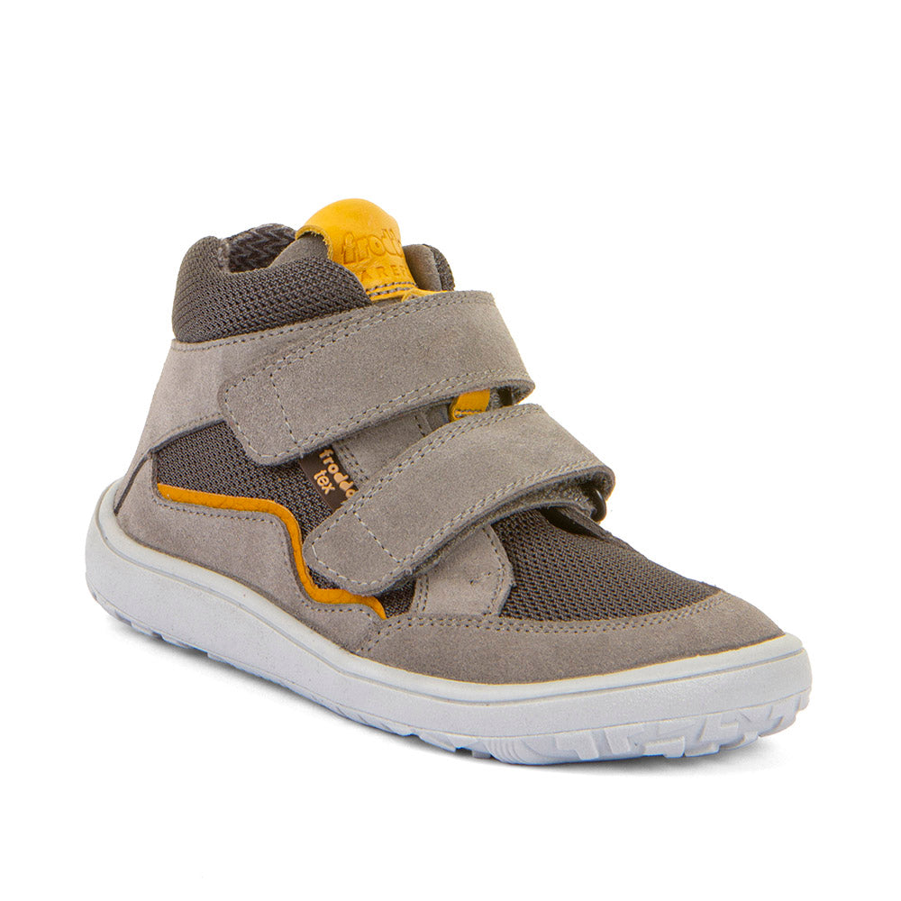 Nahaufnahme des hellgrauen Barfußschuhs mit senfgelber Akzent und weicher Textur