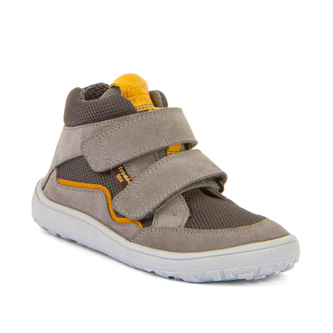 Nahaufnahme des hellgrauen Barfußschuhs mit senfgelber Akzent und weicher Textur