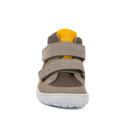 Hinteransicht des Knöchelschuhs, der angenehmen Halt bietet, in hellgrau und senfgelb