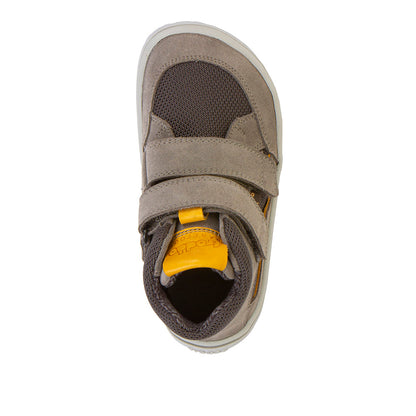 Vorderansicht des hellgrauen Barfußschuhs mit verstärkter Zehenpartie in senfgelb