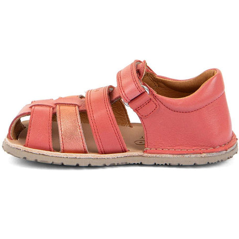 Seitenansicht der FRODDO Barfußschuh Halbsandale in Koralle; Leder, Klettverschluss, rutschfeste Sohle sichtbar.