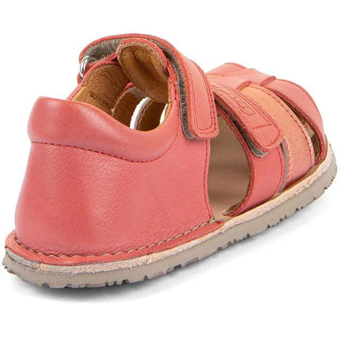 Seitenansicht der FRODDO Barfußschuh Halbsandale G3150283-17 in Koralle, Velcro-Riemen, beigefarbene Sohle.