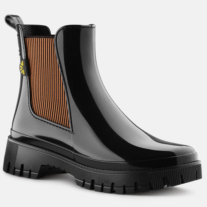 Nahaufnahme der Lemon Jelly Hallie Gummistiefel in Schwarz/Zimt, weiches Obermaterial und bequemer Sitz