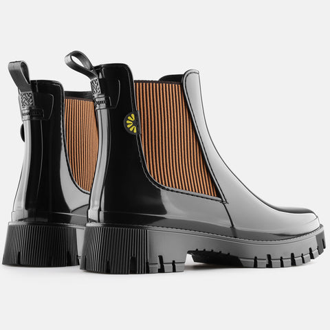 Seitenansicht der Lemon Jelly Gummistiefel Hallie in Schwarz/Zimt, mit rutschfester Sohle für sicheren Halt