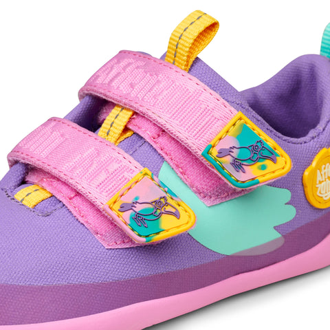 No sand or pebbles can collect under the firmly sewn sole
