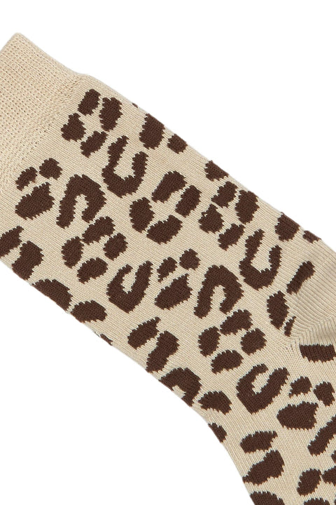 Detailaufnahme einer MINIPOP Bambus-Socke in Beige mit braunem Leopardenmuster; sichtbare gestrickte Struktur.