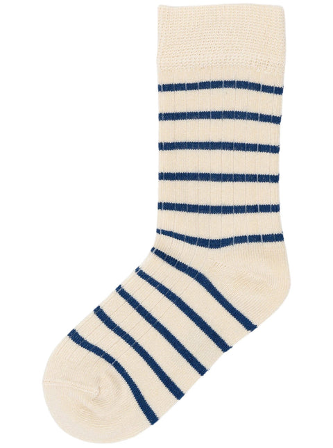 Vorderansicht der MINIPOP Bambus-Socken, créme mit blauen Streifen.