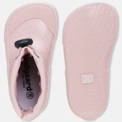 Bunte rosa Gummistiefel mit Glitzer für maximalen Spaß beim Spielen im Regen