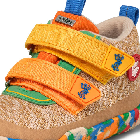 Bunter, beiger Knöchelschuh mit angenehmer Passform, speziell für kleine Kinderfüße entworfen