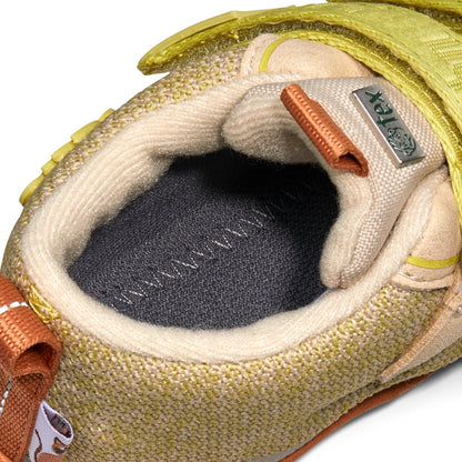 Beiger Baumwoll-Knöchelschuh mit fröhlicher Katzenillustration und angenehmer Textur