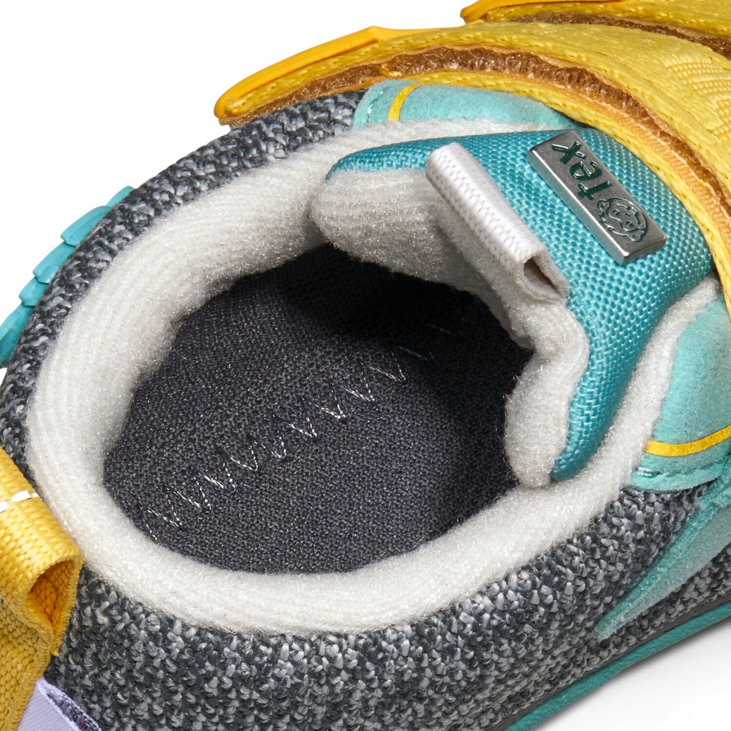 Weicher, gestrickter Knöchelschuh in Grau, Gelb und Türkis mit niedlichem Nashorn-Motiv für Babys