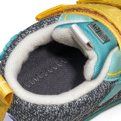 Weicher, gestrickter Knöchelschuh in Grau, Gelb und Türkis mit niedlichem Nashorn-Motiv für Babys