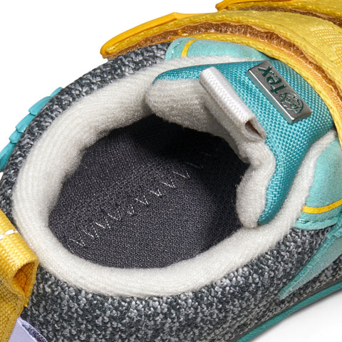 Weicher, gestrickter Knöchelschuh in Grau, Gelb und Türkis mit niedlichem Nashorn-Motiv für Babys