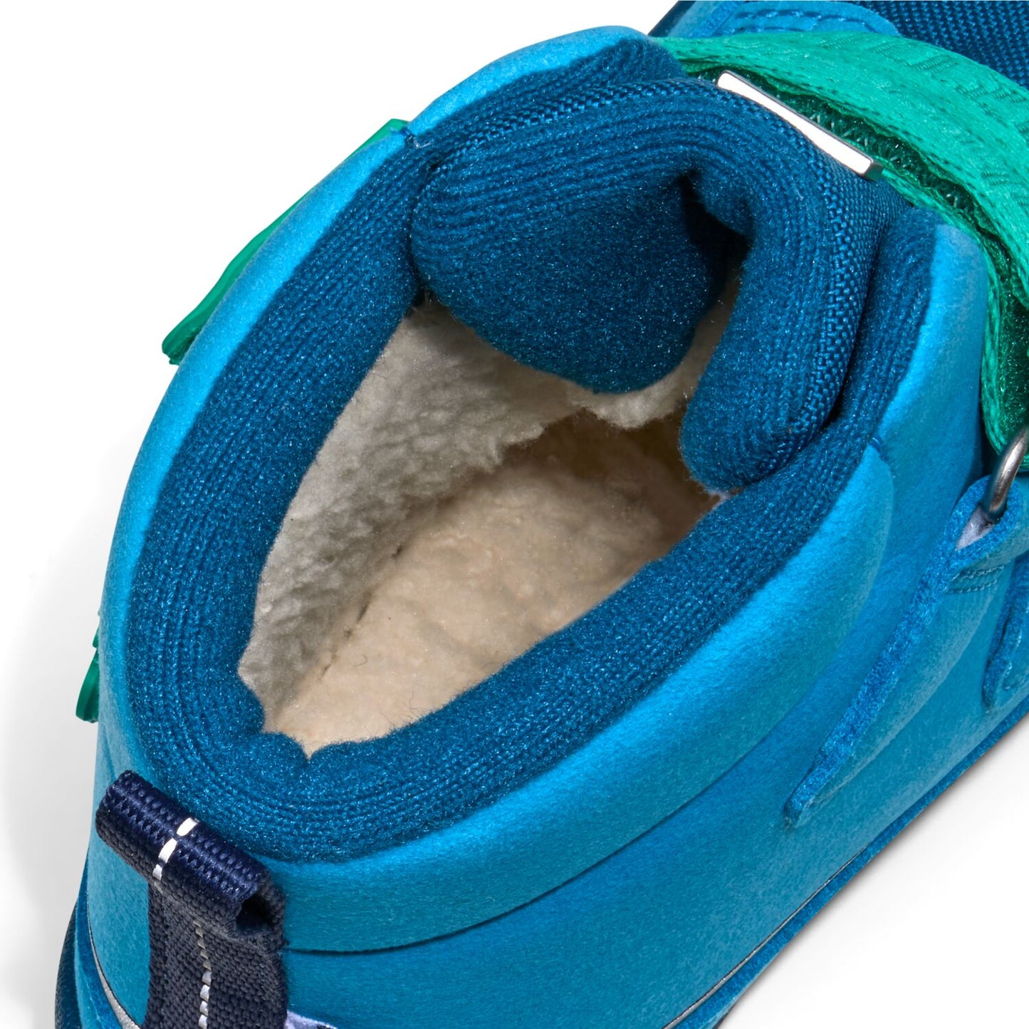 Kuscheliger veganer Stiefel in türkis für kalte Tage, mit einzigartigem Meeresmotiv