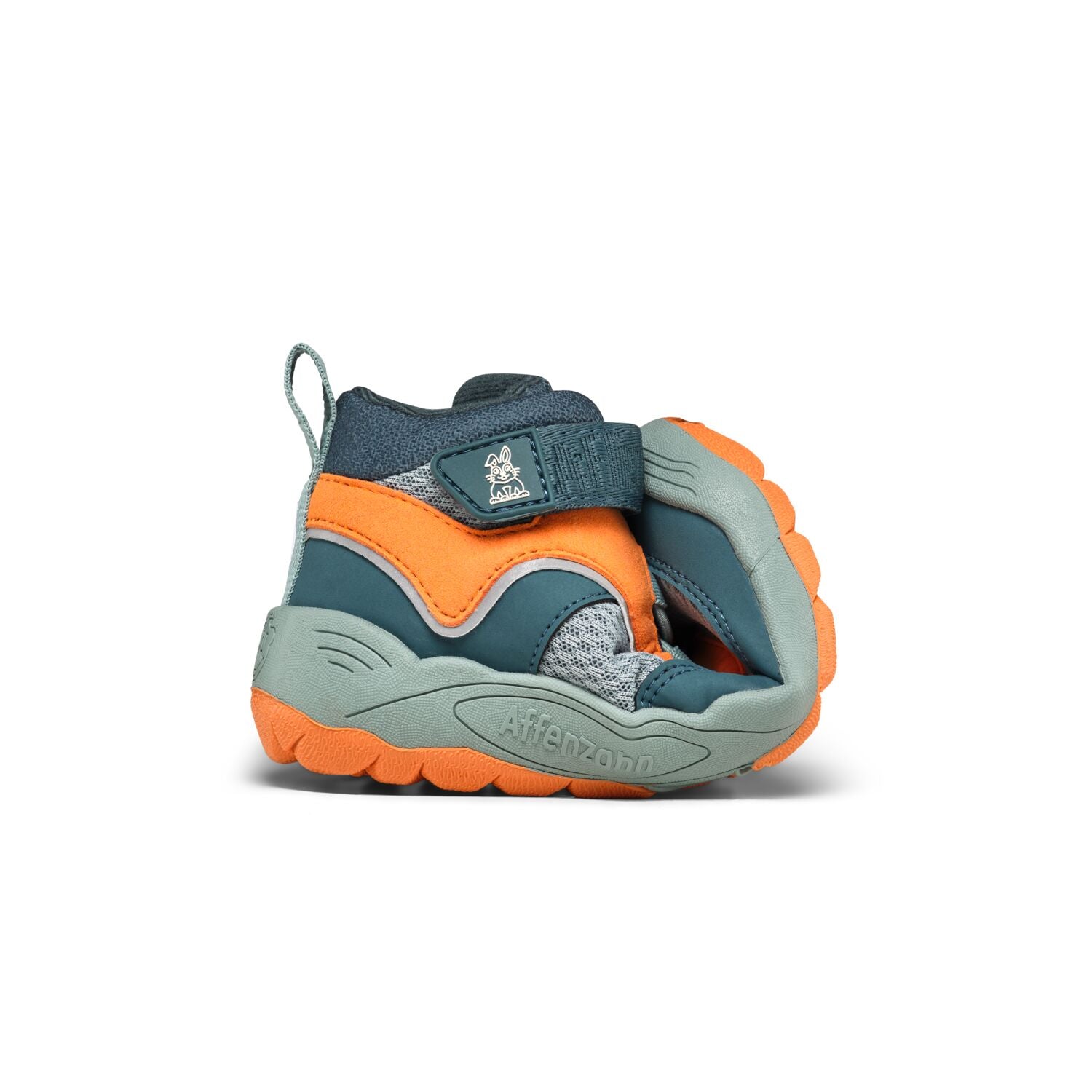 Vorneansicht des stilvollen veganen Knöchelschuhs AFFENZAHN TEX, mit klaren Konturen in petrol und orange
