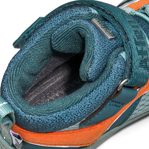 Detailansicht des Obermaterials des veganen AFFENZAHN TEX Knöchelschuhs, zeigt die Qualität der veganen Stoffe in petrol und orange