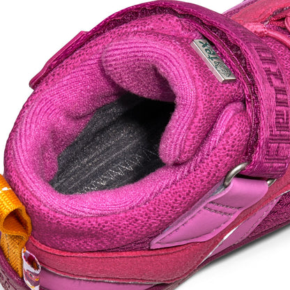 Fuchsiafarbener veganer Knöchelschuh mit detailliertem Vogelmotiv, perfekt für umweltbewusste Mode