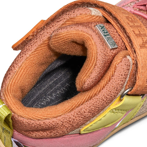 Robuster veganer Knöchelschuh für Katzen in beigem, zimtfarbenem, buttergelbem und neonpinkem Design