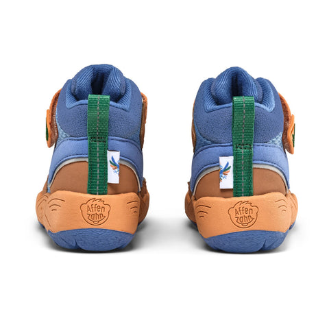 Knöchelschuh in modernem Design, aus veganem Material, mit buntem Explory Paradiesvogel-Motiv in Blau und Zimt