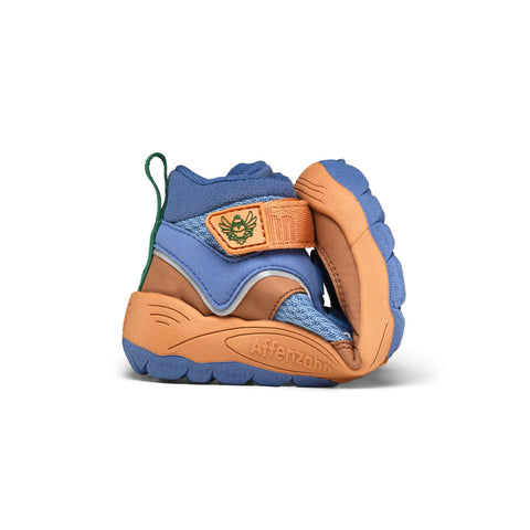 Aus veganem Material gefertigt, AFFENZAHN TEX Knöchelschuh mit exotischem Vogelmotiv in Blau und Zimt für einen einzigartigen Look