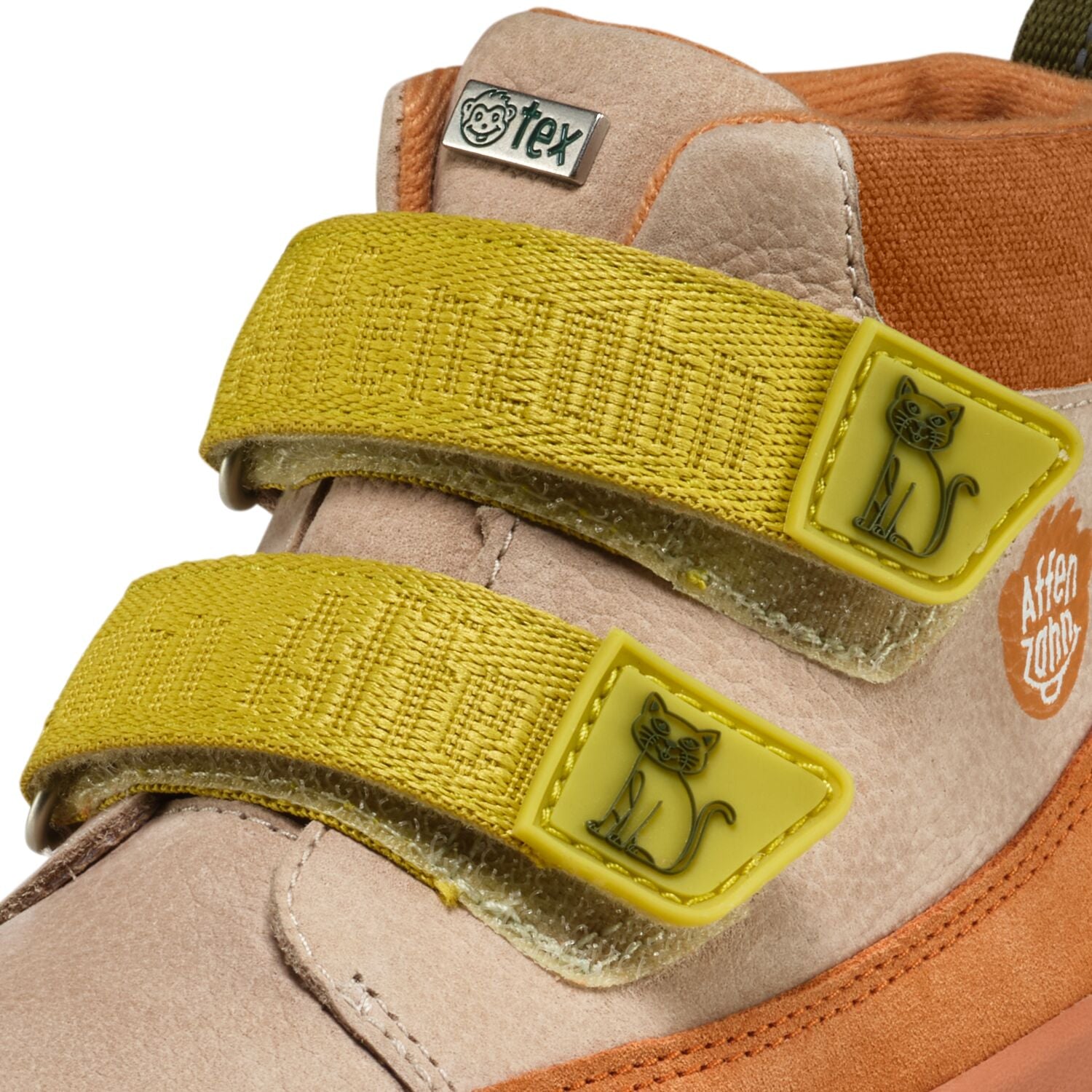 Leder-Knöchelschuh in sanftem Beige mit freundlicher Katzenillustration und langlebiger Verarbeitung