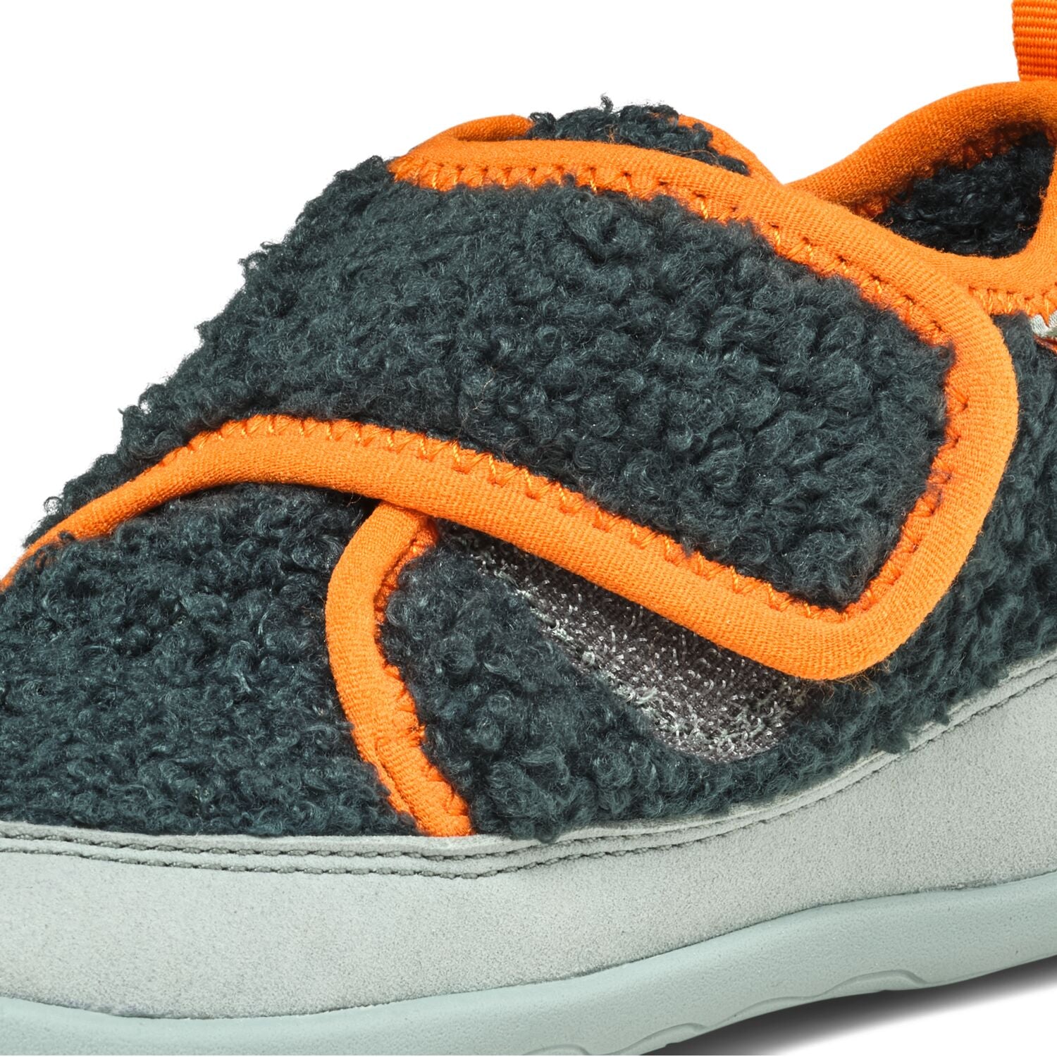 Gesunder und nachhaltiger Hausschuh aus veganem Fleece mit detailreichem Hasenmotiv