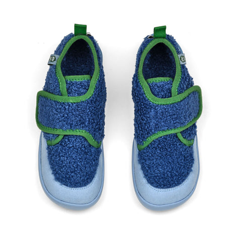 Vegan gefertigter AFFENZAHN Hausschuh aus fleecigem Material, ideal für gemütliche Abende