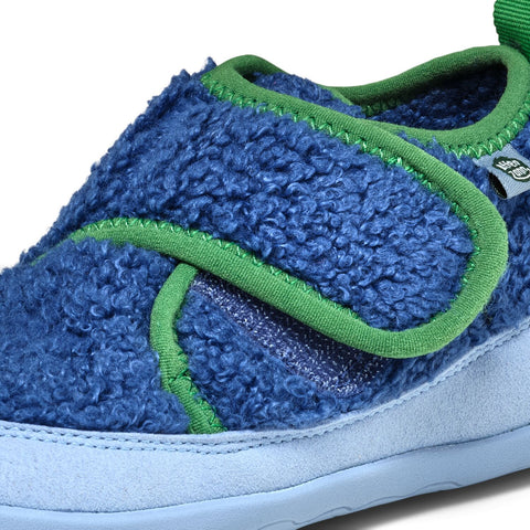 Luxuriöser AFFENZAHN Hausschuh VEGAN FLEECY mit exotischem Paradiesvogel Muster für stilbewusste Träger