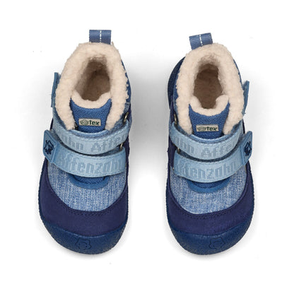 Blaue Stiefel von AFFENZAHN TEX, die vegan hergestellt wurden, mit detailliertem Elefantenprint und komfortabler Passform