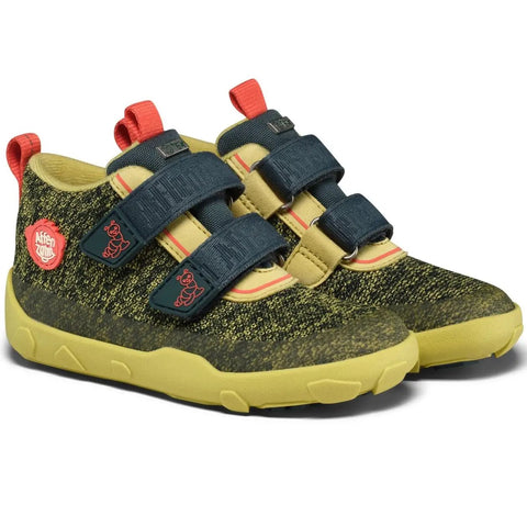 Seitenansicht der AFFENZAHN Sneaker KNIT HAPPY RAUPE (2 Schuhe); dunkelblaues Strickobermaterial, gelbe Sohle