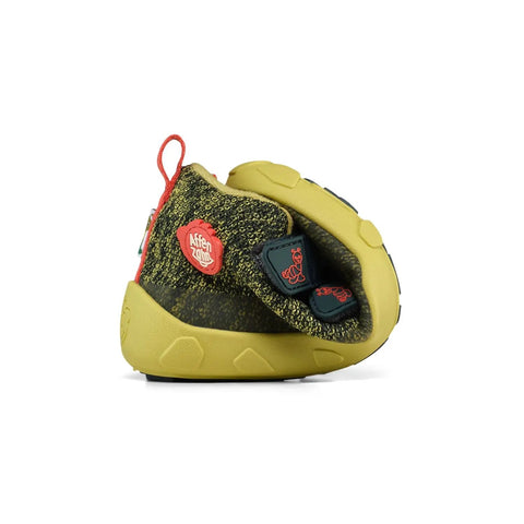 Seitliche Ansicht eines AFFENZAHN Sneaker, petrol/neongrün, gelbe Sohle, Knit-Obermaterial, roter Pull-Tab